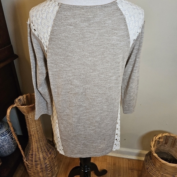 UMGEE pullover sweater with crochet accents size med. - Picture 4 of 7